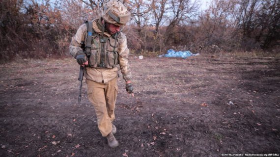 Життя на передовій на прикладі одного бійця з позивним "Одуванчік". Він показав свій щоденний побут на позиціях, що в 40 метрах від бойовиків