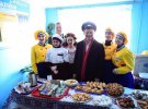 Олег Ляшко дегустировал печенье, приготовленное ученицами профтехучилища в Саксагани на Днепропетровщине. "После таких вкусностей мне надо три дня в спортзале заниматься"