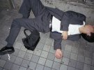 Японцы спят на улице под открытым небом. Автор фото говорит, что они засыпают от усталости, или написаються, чтобы снять стресс
