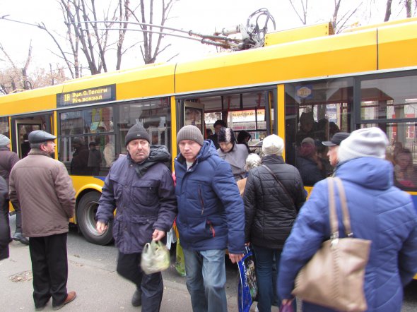 На бульваре Шевченко на остановку подъезжает один за другим. Поэтому переполненных троллейбусов в центре города нет