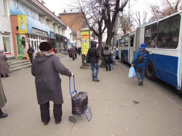 Кондутор: "Просили пенсіонерів на час страйку посидіти вдома, бо молодим немає місця доїхати на роботу"