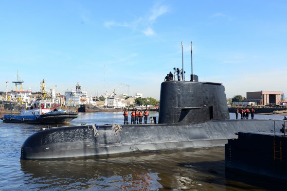 Аргентинская военная подводная лодка ARA San Juan и экипаж в порту Буэнос-Айрес, Аргентина 2 июня 2014 года.