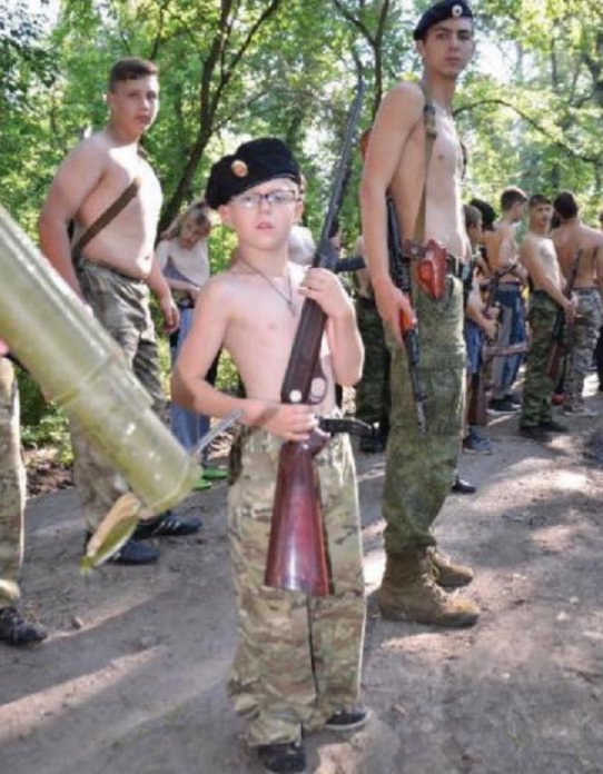 Детей заставляют участвовать в военных играх