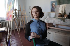 Ольга Собченко сидить у художній майстерні. Малює лівицею, як баба та мати. Талант до малювання передався від них