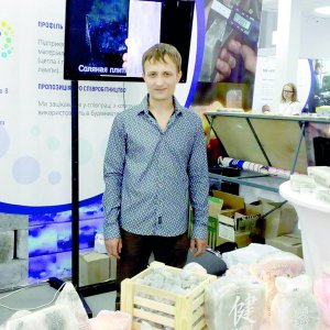 Володимир Савчук із міста Бахмут Донецької області виготовляє світильники з солі. Також створює у квартирах і будинках соляні кімнати. Коштує така 100 тисяч гривень