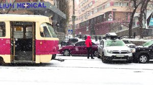 Аварія на столичному Подолі. Мокрий сніг та ожеледиця спричинили 498 дорожньо-транспортних пригод у Києві