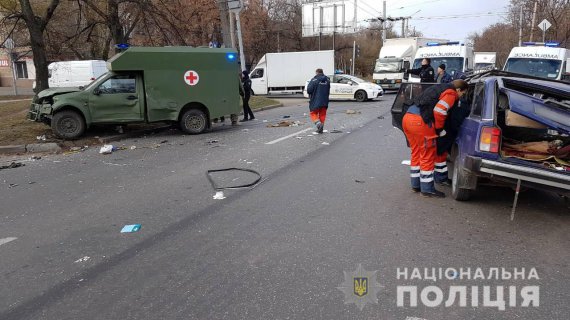 У Харкові сталася аварія за участю військового автомобіля швидкої медичної допомоги "Богдан-2251" і легковика "ВАЗ-2104"