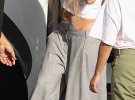 Дженнифер Лопес в брюках с занижной талией