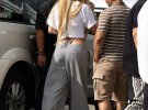 Дженнифер Лопес в брюках с занижной талией