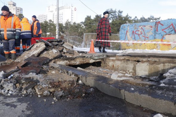 Возле станции метро "Дарница" провалился мост