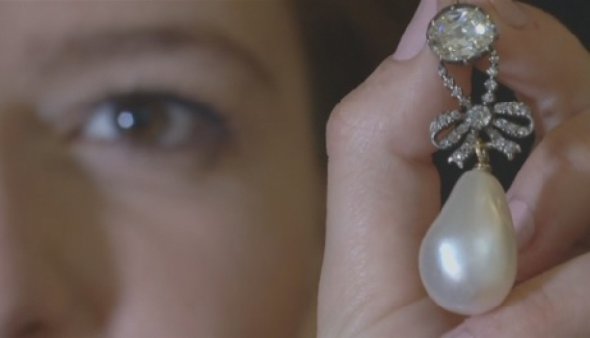 Драгоценный кулон королевы Франции Марии-Антуанетте продали на аукционе за $ 36 млн