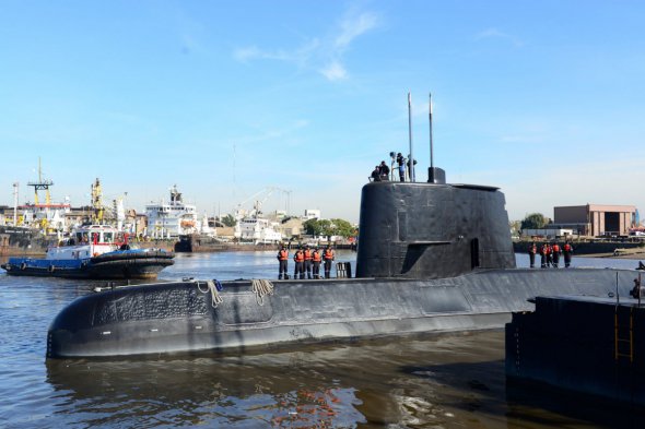 Аргентинская военная подводная лодка ARA San Juan и экипаж в порту Буэнос-Айрес, Аргентина 2 июня 2014 года