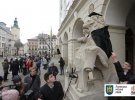 Скульптури львівських левів одягнули у мантії