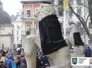 Скульптури львівських левів одягнули у мантії