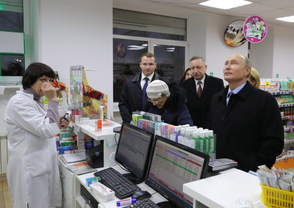Володимир Путін завітав в аптеку з загоном спецслужб. Фото: Finance
