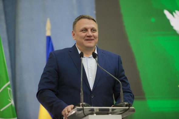 Олександр Шевченко виступає перед партійцями