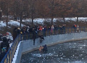 Киев: прохожий спас подростка из-под льда в озере