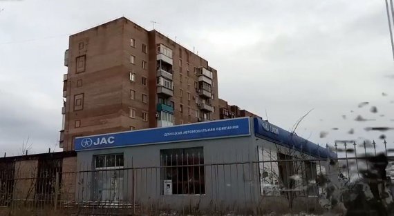 Блогер показав, що залишилось від двох автосалонів в окупованій Горлівці