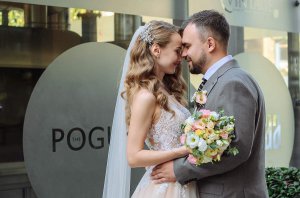 Євген Книш і Людмила Бикова одружилися у Дніпрі. Познайомилися на початку цього року у компанії спільних друзів 