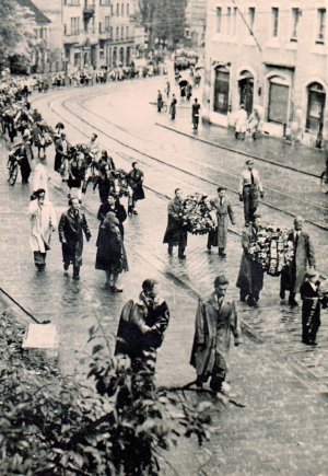 Колона учасників маніфестації по вшануванню жертв Голодомору йде вулицями німецького міста Мюнхен, 14 березня 1948 року