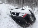 Чернівецьку область засипало снігом. В результаті негоди на трасах Буковини сталося безліч ДТП