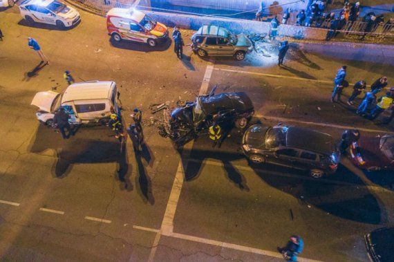  Днепр: водитель БМВ разбил 10 автомобилей, есть много травмированных