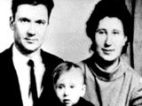Андрей Чикатило с женой и сыном