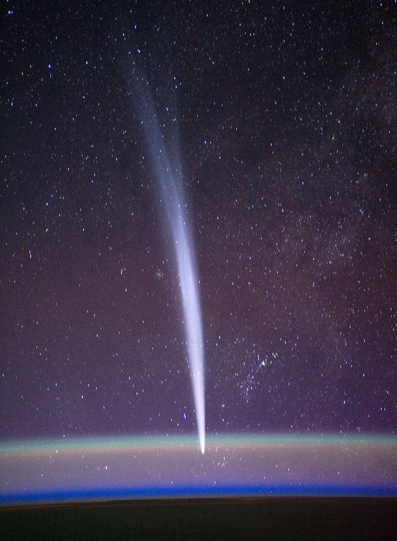 Comet Lovejoy «Комета Лавджой», сфотографированная командиром 30-й экспедиции Дэном Бурбанк. Фото: Википедия