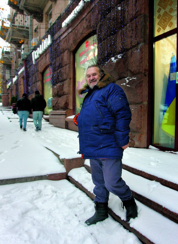 Олександр ВЛАСЮК, 55 років, казкар. Народився 24 січня 1963-го в Умані на Черкащині. Батько – вчитель історії, мати – біології та хімії. Закінчив Одеський інститут інженерів морського флоту за фахом ”кораблебудівельник”. Працював у російському Мурманську. Створив там українське культурне товариство. Повернувся в Україну 1997-го. Здобув освіту інженера-будівельника. Пише казки і виступає з ними. ”Все життя любив вигадувати сценки, кавеени. Першу казку про оленя із золотими рогами написав у 4 роки”. 1999-го взяв псевдонім Сашко Лірник – для авторської дитячої передачі на каналі ”ТБ-Табачук”. Вів програми на телеканалах ICTV і ”Перший: UA”. Першу книжку казок видав 2011-го. Через два роки на Болонському дитячому книжковому ярмарку вона увійшла до 50 найкращих ілюстрованих видань. Співпрацює з видавництвом братів Капранових ”Зелений пес”. Грає на колісній лірі й гітарі. Був учасником київського гурту ”Вій”. 10 років ставить різдвяні вертепи. 25 жовтня вийшов у прокат фільм за його сценарієм ”Чорний козак”. Картину зняв режисер-аматор із села Легедзине Тальнівського району на Черкащині Владислав Чабанюк. Ролі виконали непрофесійні актори й жителі села. Сценарист мультсеріалу Степана Коваля ”Моя країна Україна”. Їздить на фронт із концертами, організовує волонтерську допомогу. Позаторік отримав нагороду Генерального штабу ”За заслуги перед Збройними силами України”. Колекціонує ножі. Вміє їх робити. Дружина Леся – архітектор, займається спортивною риболовлею. Син Іван навчається на історика. Живе в Києві, на Троєщині
