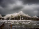 На Чорному морі в Одесі вирує потужний шторм