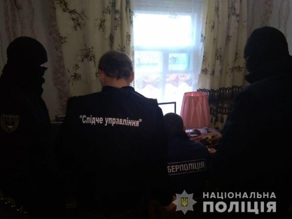 На Київщині 45- чоловік ґвалтував своїх двох доньок 14 і 15 років та знімав з ними порно, яким торгував у Даркнеті