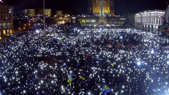Протестовать против отказа властей от евроинтеграции в тот же день вышли полторы тысячи человек, через месяц на Майдане стояло около 600 тысяч