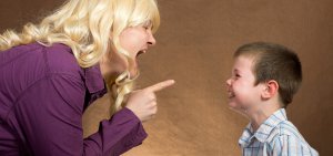 Ученые назвали причины, почему родители кричат на детей. Фото: 0312