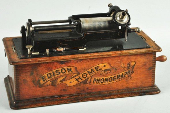 Томас Едісон протягом 40 років вдосконалював конструкцію пристрою.