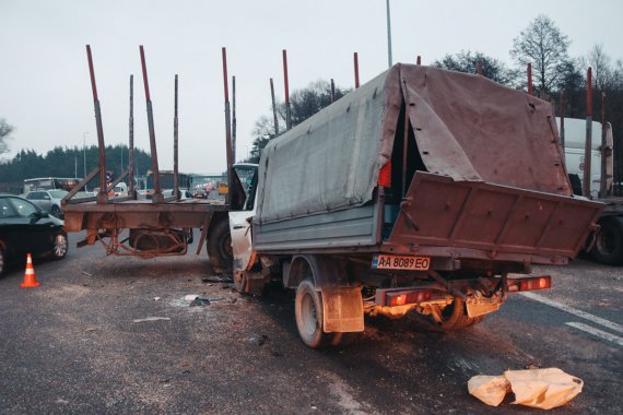 Под Киевом на Одесской трассе произошло ДТП с пострадавшими. На развороте возле села Вита-Почтовая «Газель» врезалась в лесовоз