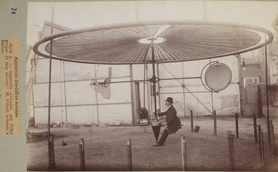 Конкурс аппаратов, которые тяжелее воздуха на велодроме Парк де Пренс в Париже. Ноябрь 1901
