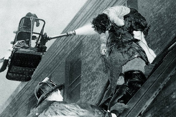 Пожежники дістають дівчинку з вікна католицької школи в американському місті Чикаго 1 грудня 1958 року. Вогонь спалахнув у підсобному приміщенні під дерев’яними сходами. Вони зайнялися першими, тому з другого поверху не було як зійти. Для 329 дітей і п’ятьох вчительок-монахинь єдиним виходом були вікна на висоті семи з половиною метрів. Дехто стрибав сам, інших виштовхав натовп. 87 учнів і три черниці загинули. П’ятеро дітей померли згодом від травм. У підпалі підозрювали 10-річного хлопця, але вину не довели