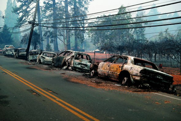 Згорілі машини стоять на узбіччі біля міста Сан-Андреас у штаті Каліфорнія
