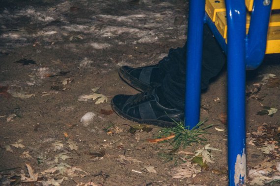 У Києві в Дніпровському  районі виявили труп чоловіка.   Невідомий  помер на лавці на території дитячого майданчика біля житлових будинків