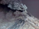 Пар и пыль поднимается из вулкана Фуэго. Фото: REUTERS