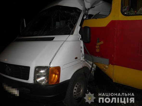 В Шевченковском районе Запорожья произошло тройное столкновение трамвая, маршрутного такси и легкового автомобиля