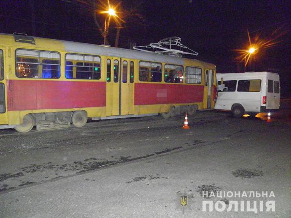У Шевченківському районі Запоріжжя  сталося потрійне зіткнення    трамваю, маршрутного таксі та легкового автомобіля