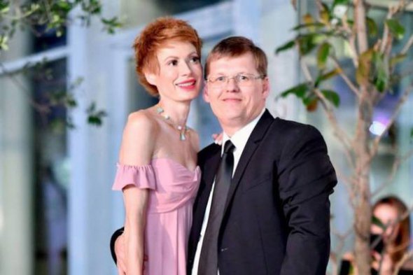 Віце-прем'єр-міністр Павло Розенко покинув дружину заради телеведучої програми "Аферисти в сітях"