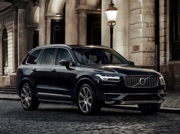 Внедорожник Volvo XC90 впервые показали на автосалоне в Детройте в 2002.