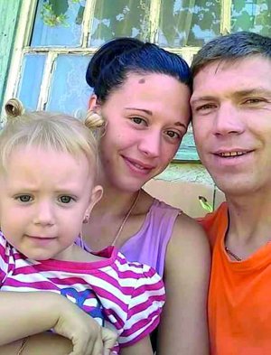 Алла Мацібора з чоловіком Володимиром та 2-річною донькою Поліною за місяць до весілля. Пара побралася 1 вересня 2018 року  