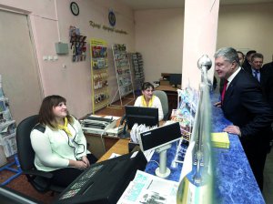 Прези­дент України Петро Порошенко говорить із працівниками пошти в Житомирі під час робочої поїздки 21 листопада