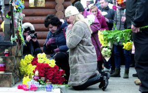 21 листопада в День гідності та свободи люди несли квіти до Меморіалу героїв Небесної сотні в Києві