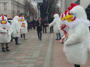  Народних депутатів закликають "забути про війну в державі, про освіту і про ліки для онкохворих".  Фото: Enovosty.com   