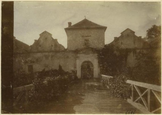 Свірзький замок на фото 1915-1918 років.