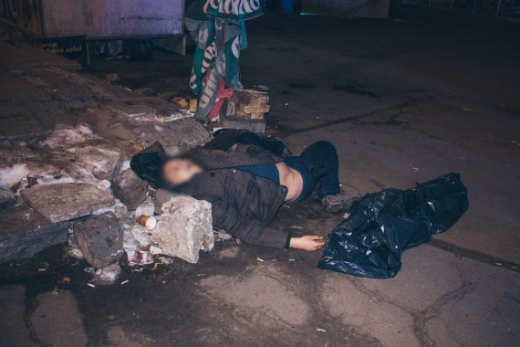 У Києві біля одного з входів на станцію метро «Нивки» виявили труп чоловіка